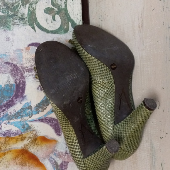 VINCE CAMUTO  GREEN, LEATHER, SNAKE SKIN PRINT, BRAIDED BOW-TIE HEELS - Picture 11 of 16